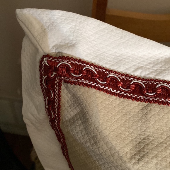 Rose Tree Emory ONE EURO SHAM
26" × 26" 1.5" flange
70% Rayon 30% Polyester NWT - Picture 4 of 7